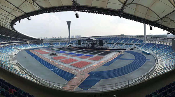 体育馆这类大型声场的扩声系统技术上有什么要求？